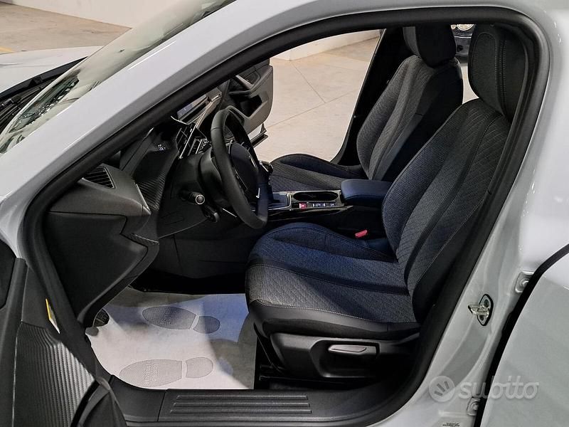Usata Peugeot 2008 Allure 101 CV (74 kW) 2024 Bianco SUV