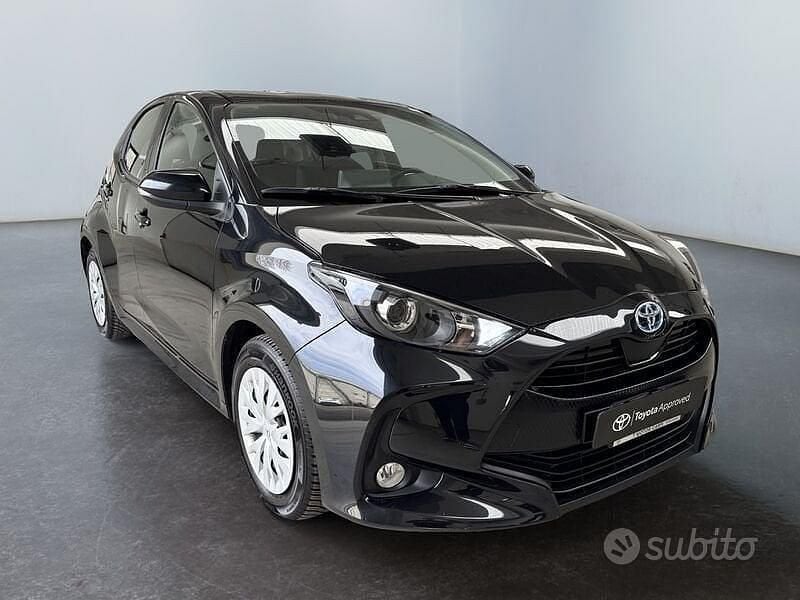 Usata Toyota Yaris Hybrid Active 116 CV (85 kW) 2022 Nero Berlina