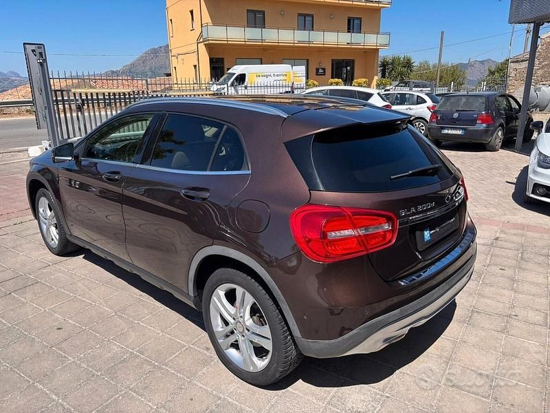 Usata Mercedes GLA200 135 CV (99 kW) 2016 Viola SUV
