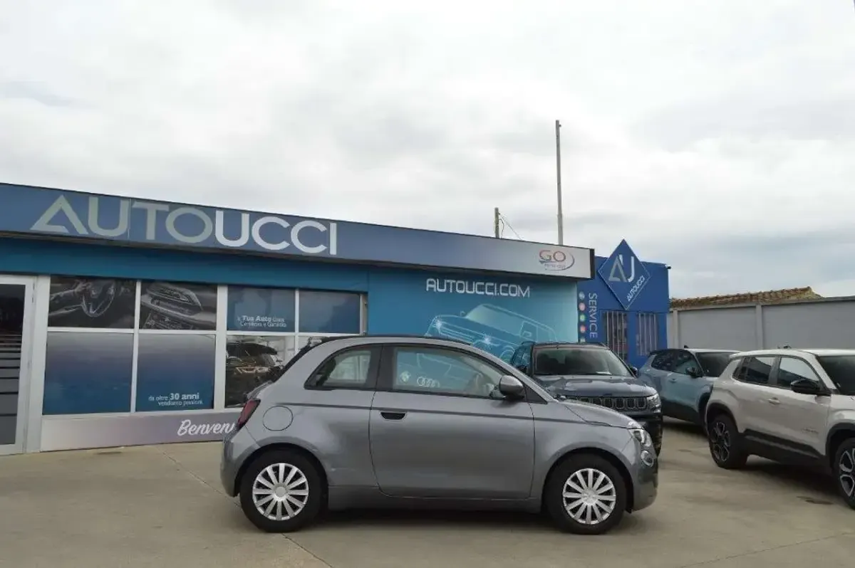 Usata Fiat 500e 42 kW (58 CV) 2023 Grigio colosseo Cabrio
