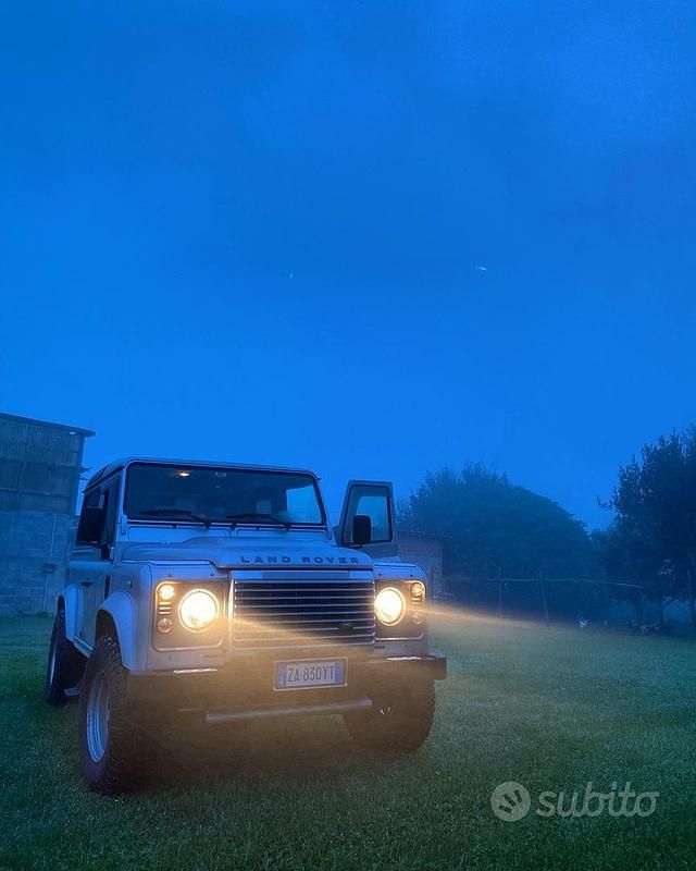 Usado Land Rover Defender 122 CV (89 kW) 2008 Gris SUV
