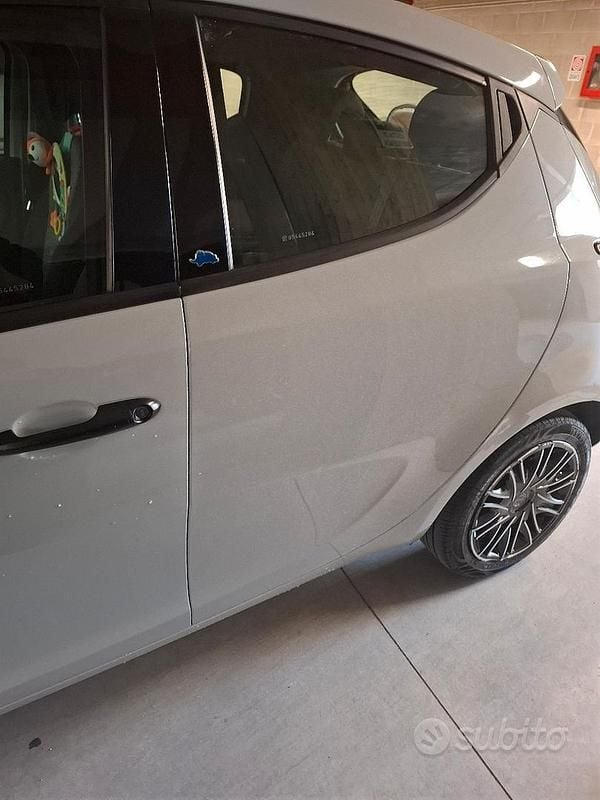 Usata Lancia Ypsilon 69 CV (50 kW) 2019 Grigio Utilitaria