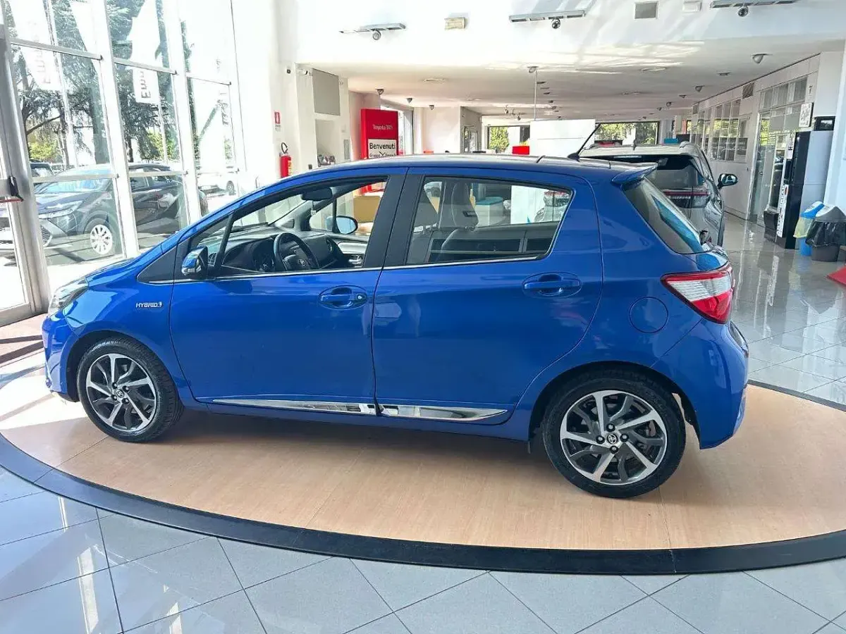 Usata Toyota Yaris Hybrid Style 73 CV (53 kW) 2017 Azzurro Berlina