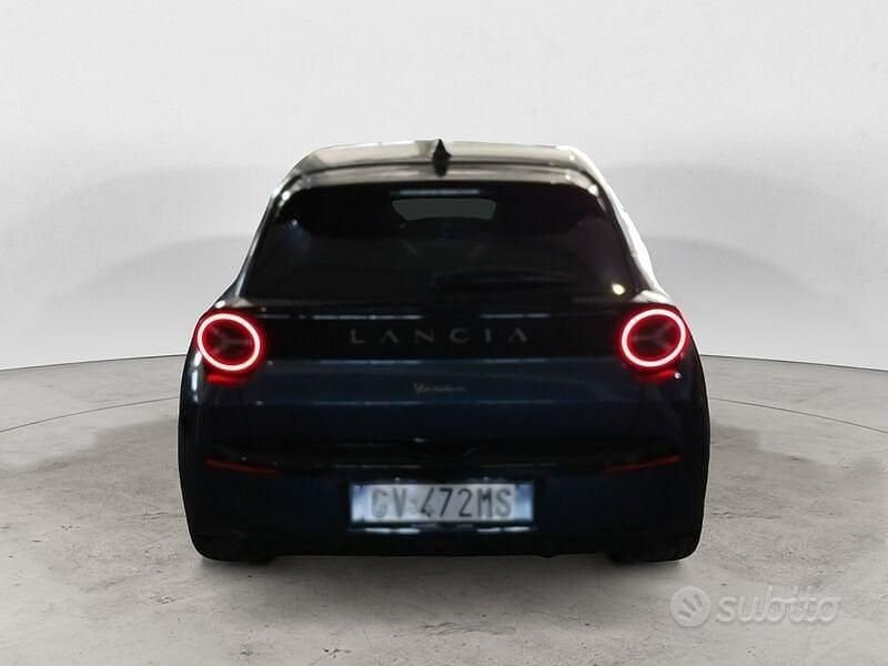 Usata Lancia Ypsilon 114 kW (156 CV) 2024 Blu/azzurro Utilitaria