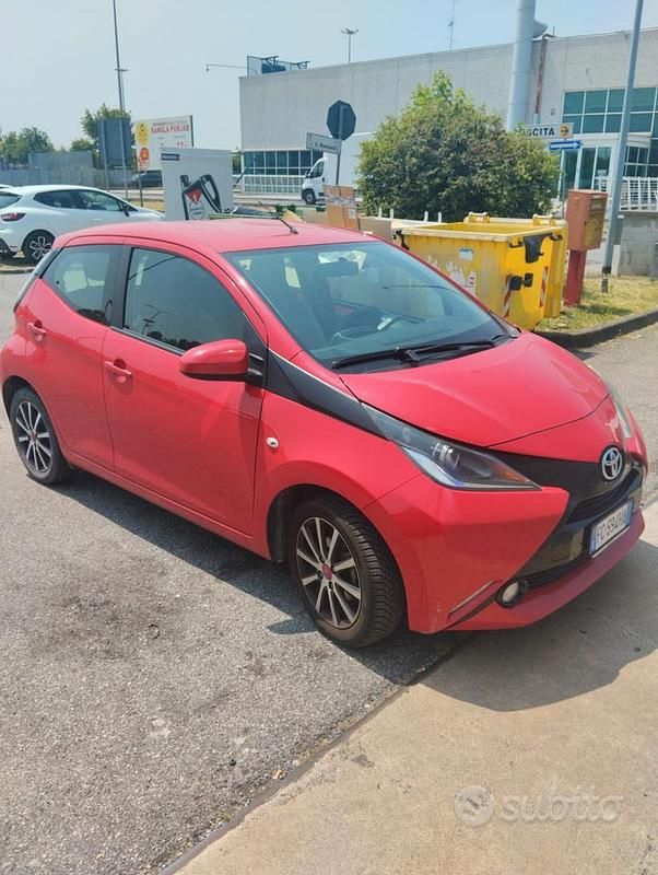 Usata Toyota Aygo 69 CV (50 kW) 2016 Rosso Utilitaria