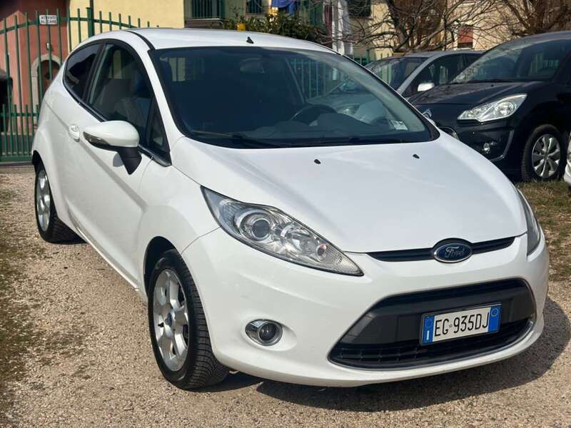 Usata Ford Fiesta Titanium 82 CV (60 kW) 2010 Bianco Utilitaria