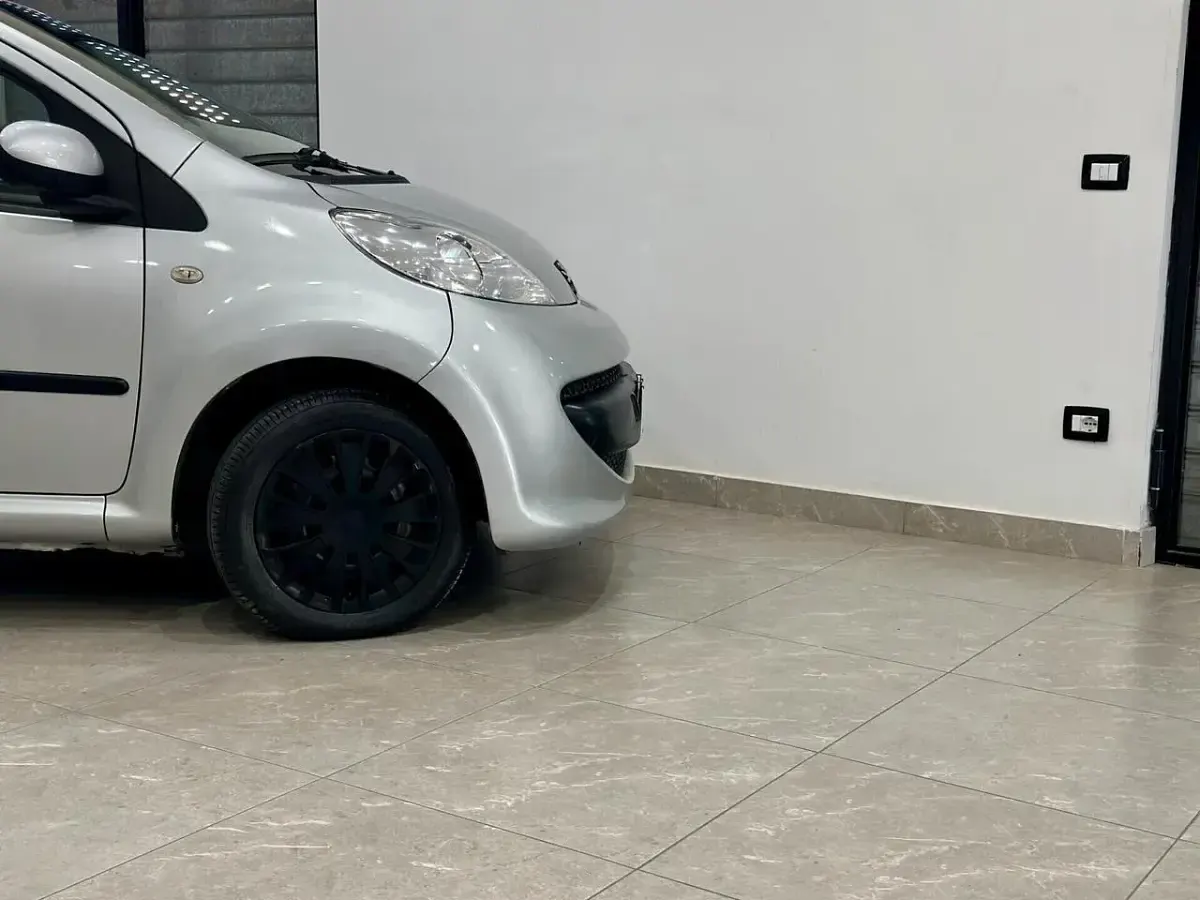 Usata Peugeot 107 67 CV (49 kW) 2005 Grigio Utilitaria