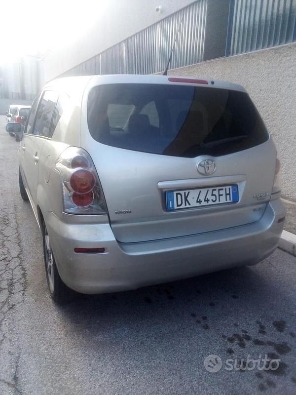 Usata Toyota Corolla Verso 180 CV (132 kW) 2007 Grigio Monovolume