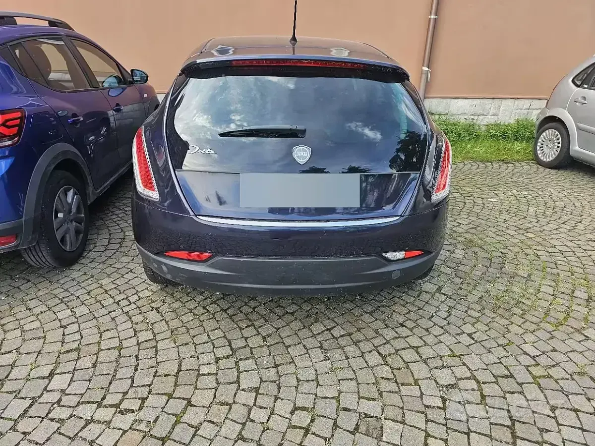 Usata Lancia Delta 120 CV (88 kW) 2011 Blu Utilitaria