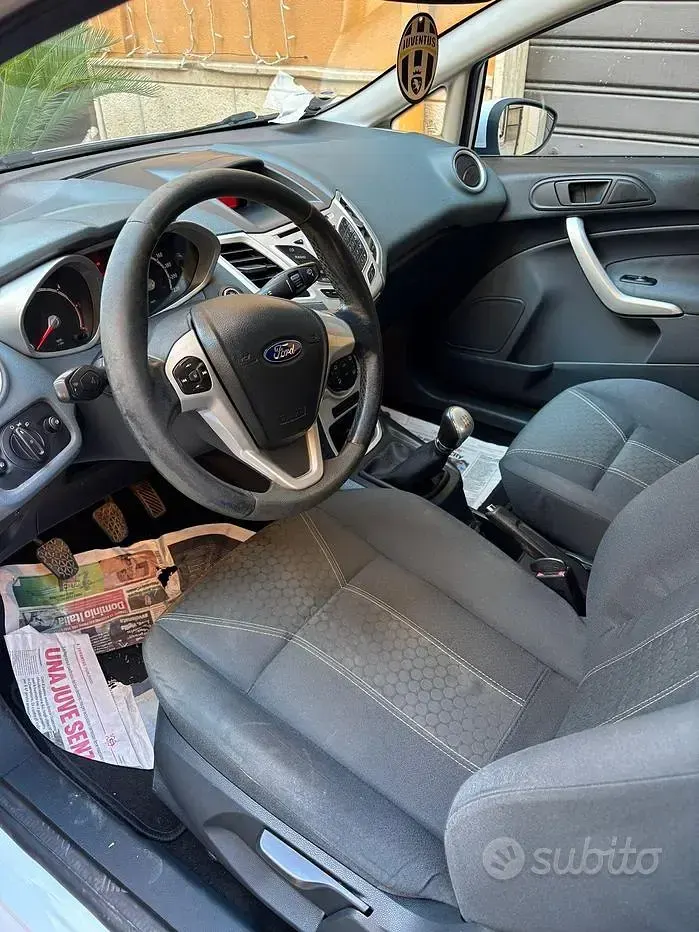 Usata Ford Fiesta 68 CV (50 kW) 2010 Bianco Berlina