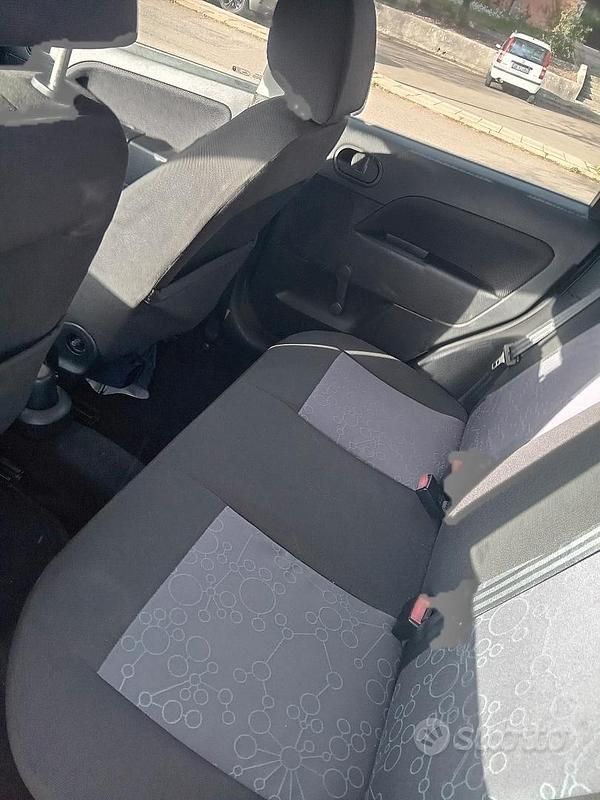Usata Ford Fiesta 90 CV (66 kW) 2007 Nero Utilitaria