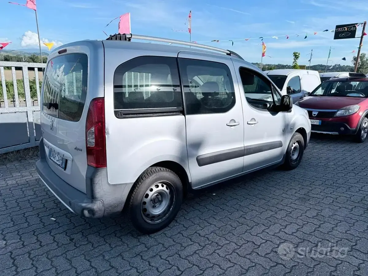 Usata Peugeot Partner Tepee 90 CV (66 kW) 2011 Grigio Monovolume