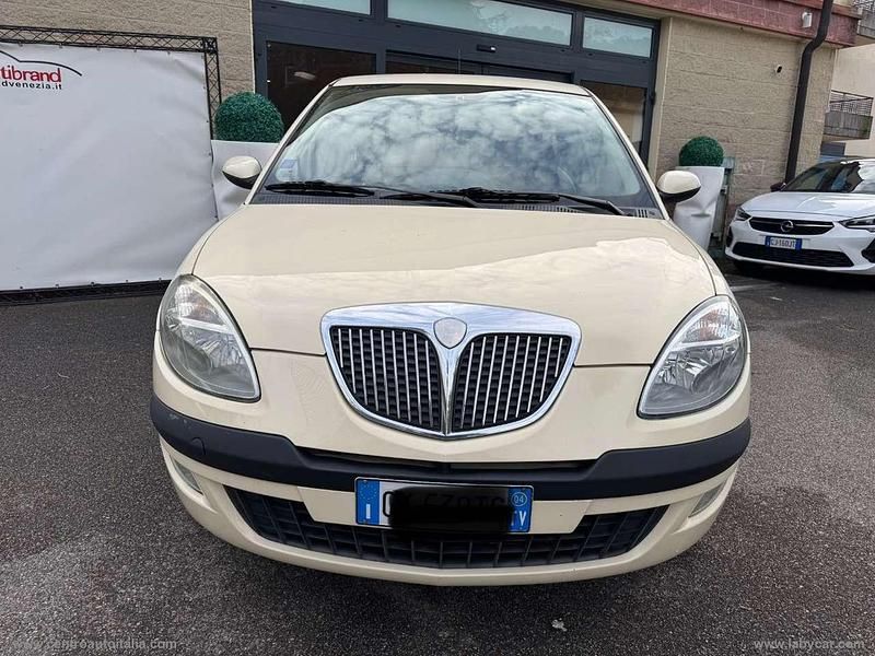 Usata Lancia Ypsilon 60 CV (44 kW) 2004 Beige Utilitaria