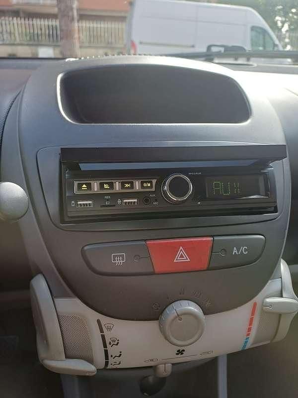 Usata Peugeot 107 54 CV (39 kW) 2006 Argento Utilitaria