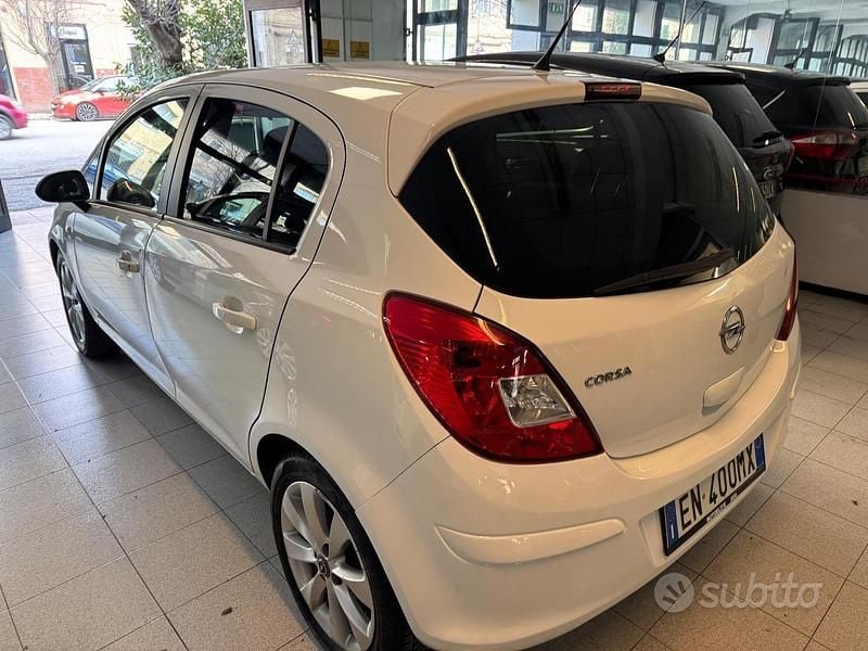 Usata Opel Corsa 85 CV (62 kW) 2013 Bianco Berlina