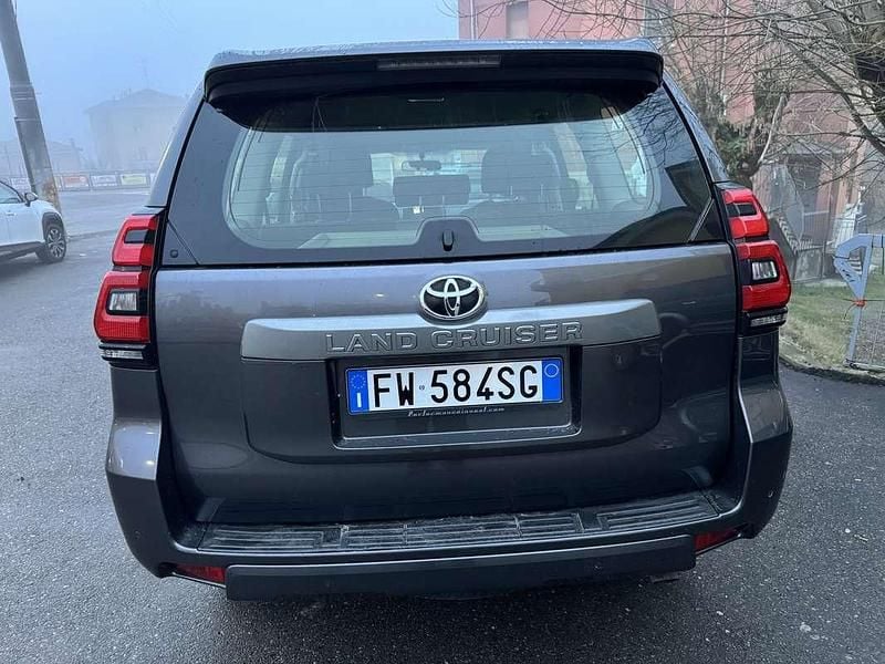 Usado Toyota Land Cruiser 177 CV (130 kW) 2019 Gris SUV