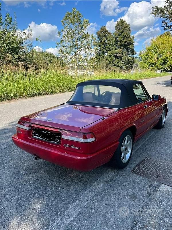 Usata Alfa Romeo Spider 106 CV (77 kW) 1991 Rosso Cabrio