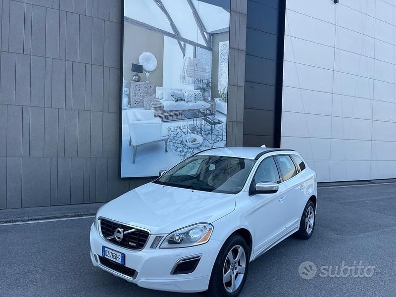 Bianco Usata 2010 Volvo XC60 Summum SUV | 7500 € (Buon prezzo) - Immagine 1/4