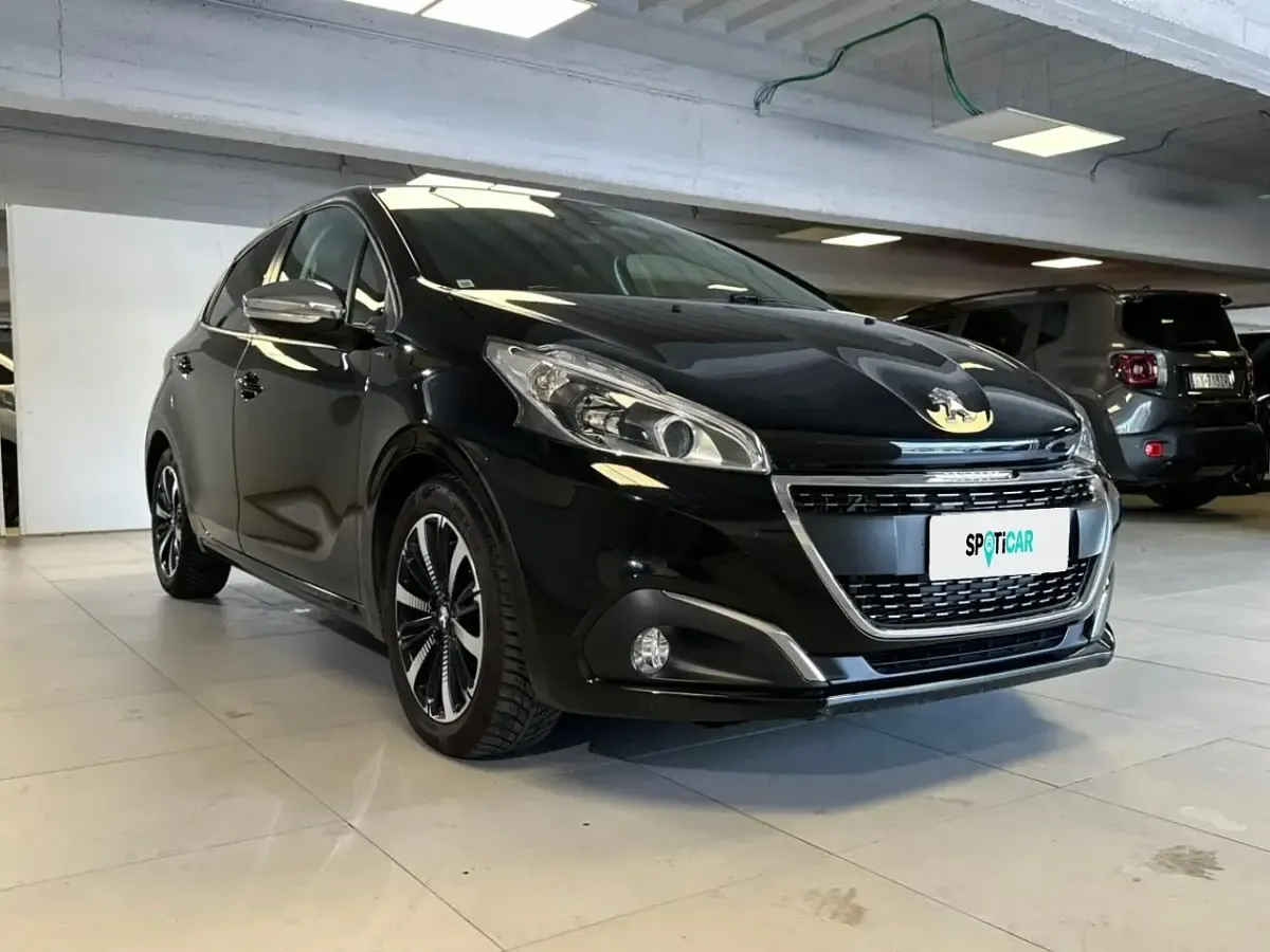 Usata Peugeot 208 Signature Sky 102 CV (75 kW) 2019 Nero Utilitaria