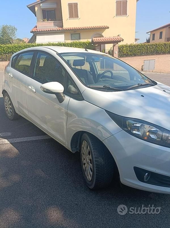 Usata Ford Fiesta 75 CV (55 kW) 2014 Bianco Utilitaria