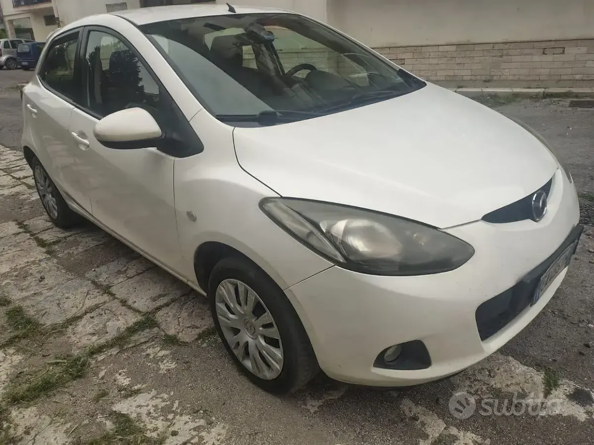 Usata Mazda 2 75 CV (55 kW) 2010 Bianco Utilitaria