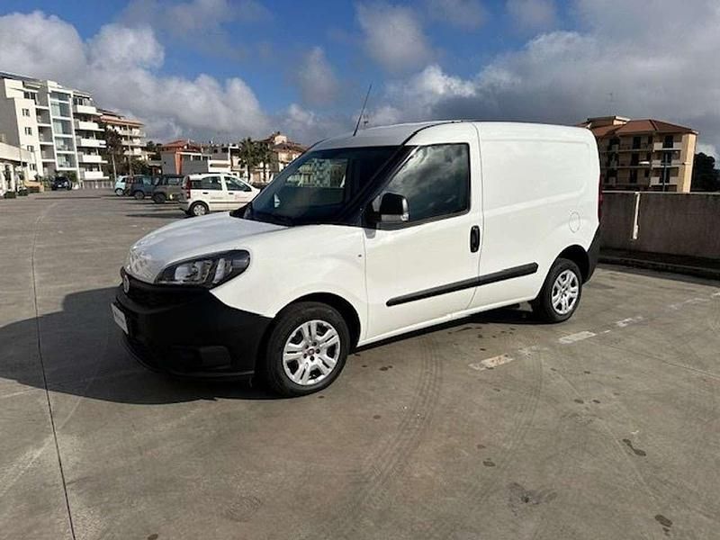Usata Fiat Doblò 105 CV (77 kW) 2021 Bianco Monovolume