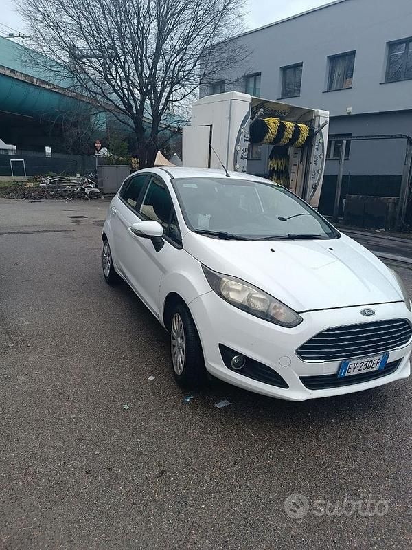 Usata Ford Fiesta Titanium 80 CV (58 kW) 2014 Bianco Utilitaria