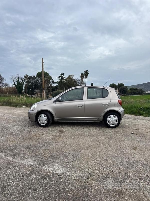 Second-hand Toyota Yaris 87 CP (63 kW) 2003 Gri Hatchback