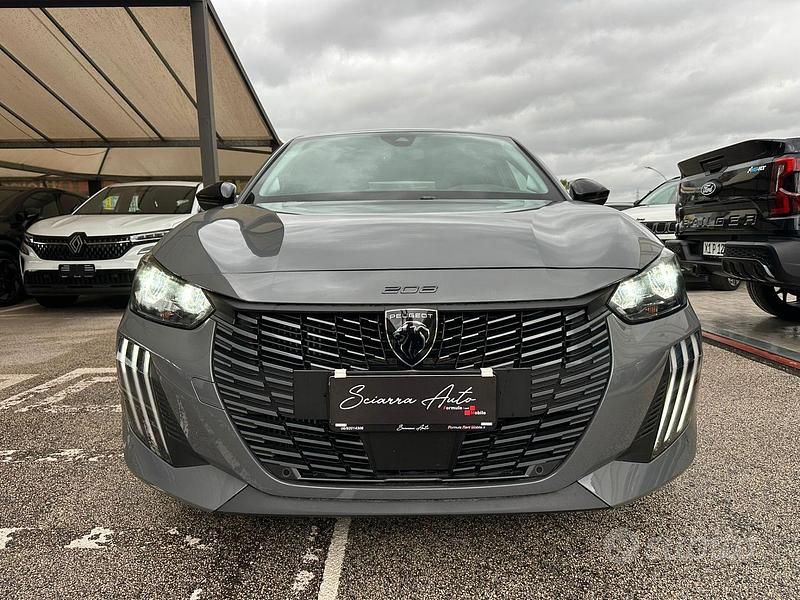 Usata Peugeot 208 Allure 101 CV (74 kW) 2025 Grigio Utilitaria