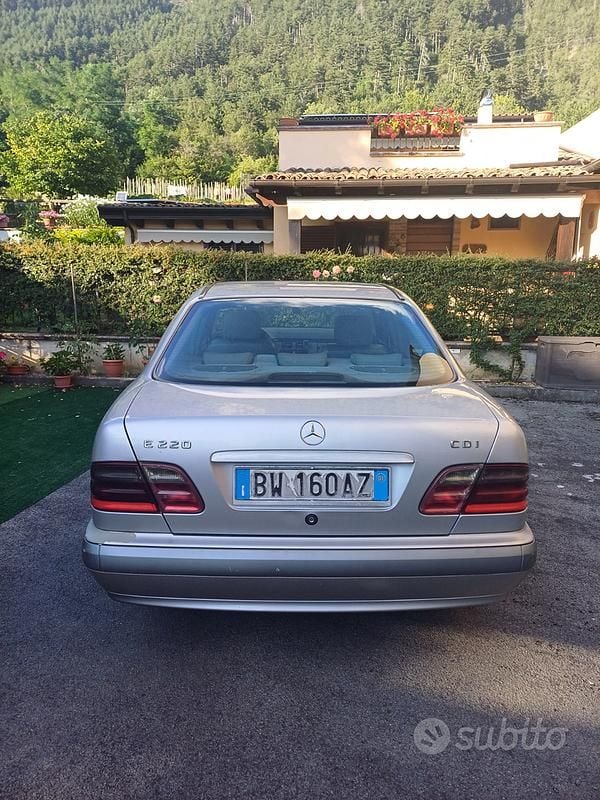 Usata Mercedes E220 Avantgarde 143 CV (105 kW) 2001 Grigio Berlina