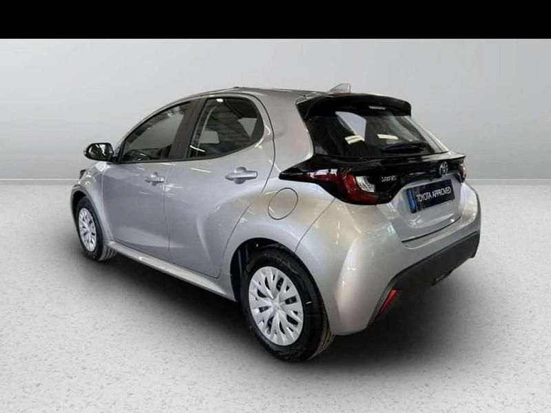 Usata Toyota Yaris Hybrid Active 92 CV (67 kW) 2025 Silver met Berlina