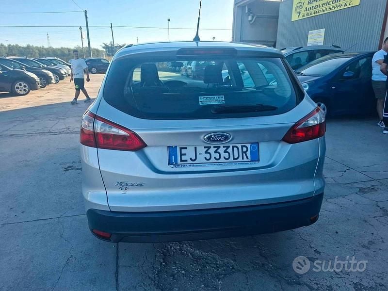 Usata Ford Focus 116 CV (85 kW) 2011 Grigio Station wagon