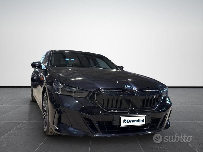 Usata BMW i5 M Sport 289 kW (394 CV) 2025 Black sapphire met. Berlina