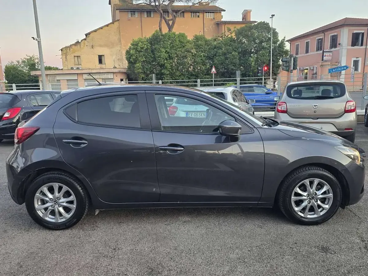 Usata Mazda 2 Exceed 105 CV (77 kW) 2017 Grigio Utilitaria