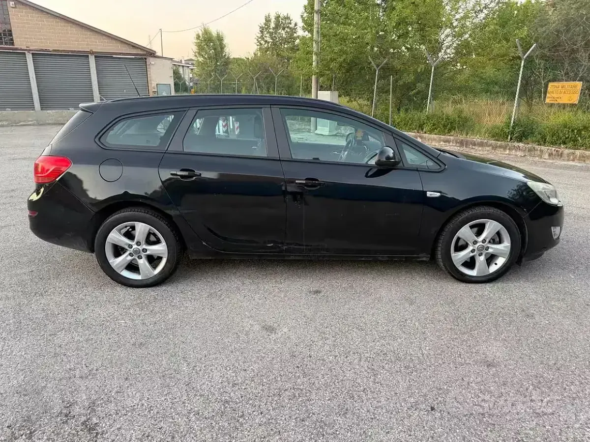 Usata Opel Astra Cosmo 110 CV (80 kW) 2011 Nero Station wagon