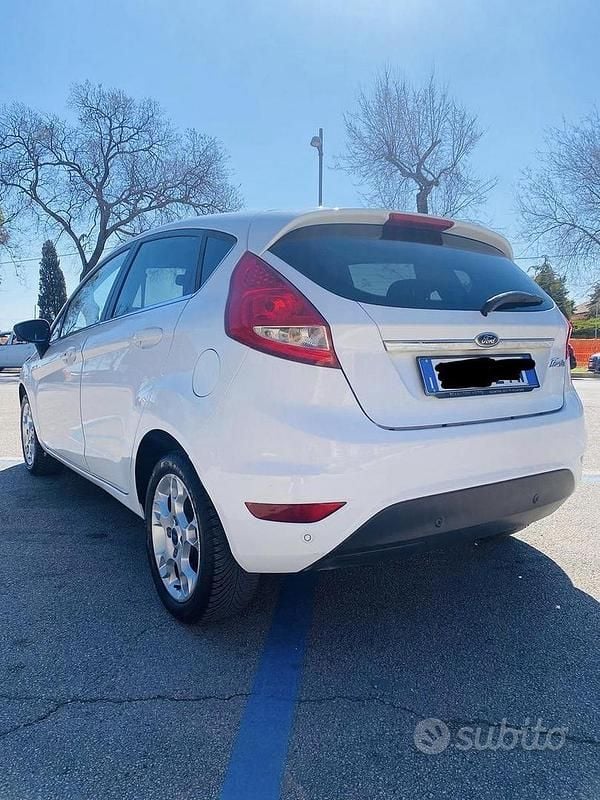 Usata Ford Fiesta 70 CV (51 kW) 2011 Bianco Utilitaria