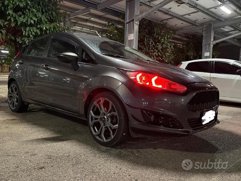 Usata Ford Fiesta 75 CV (55 kW) 2017 Grigio Berlina