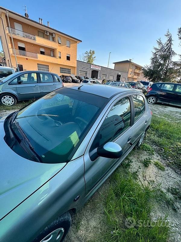 Usata Peugeot 206 75 CV (55 kW) 2000 Grigio Utilitaria