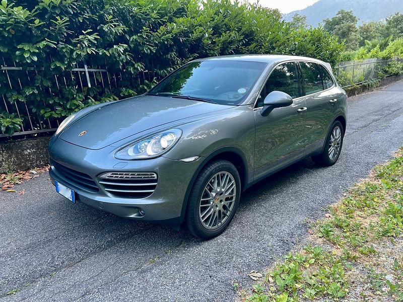 Grigio Usata 2013 Porsche Cayenne SUV | 25.900 € (Buon prezzo) - Immagine 1/4