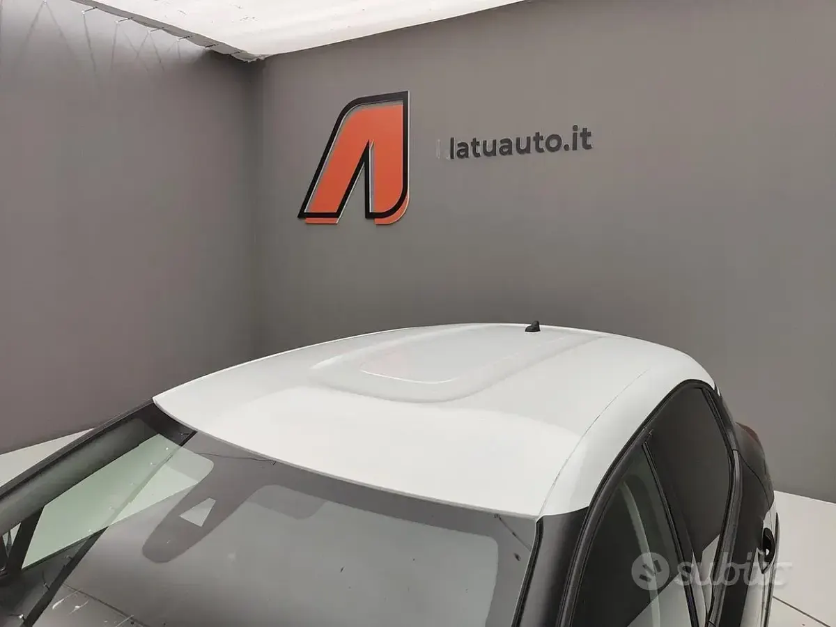 Usata Citroën C3 Shine 102 CV (75 kW) 2023 Night black / tetto opal white Utilitaria