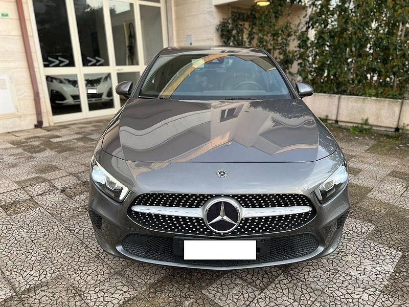 Usata Mercedes A180 116 CV (85 kW) 2019 Grigio Berlina