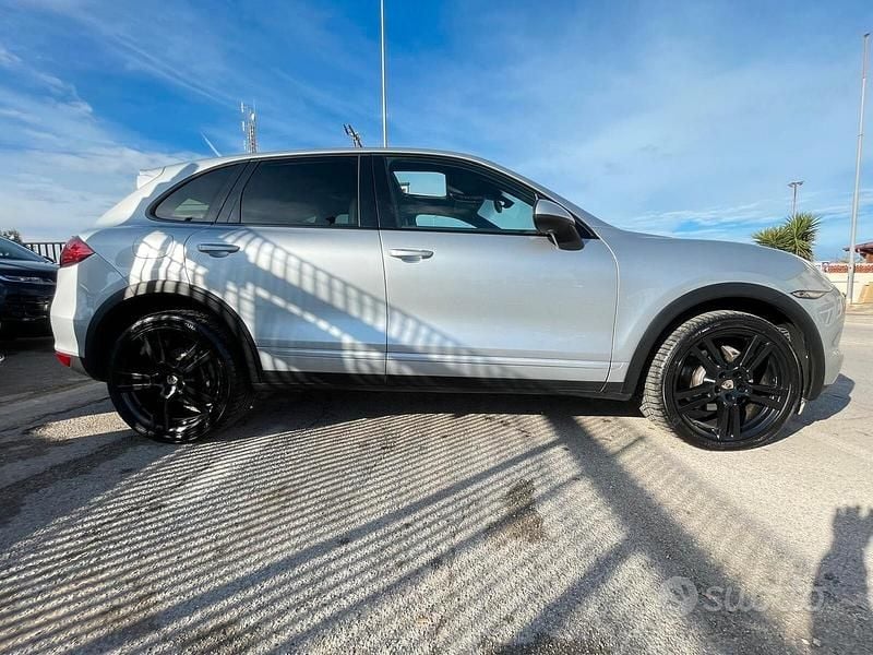 Usata Porsche Cayenne 249 CV (183 kW) 2012 Grigio SUV