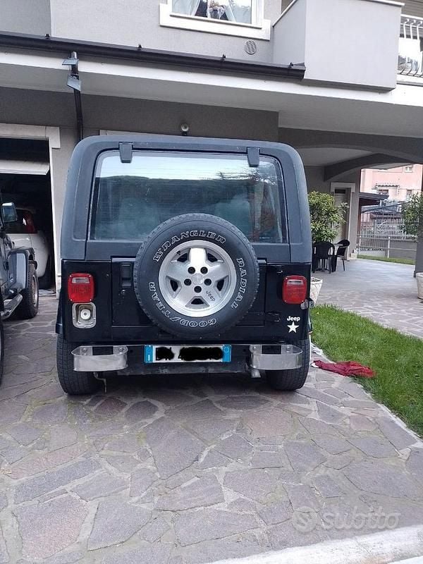 Usata Jeep Wrangler Laredo 103 CV (75 kW) 1989 Nero SUV