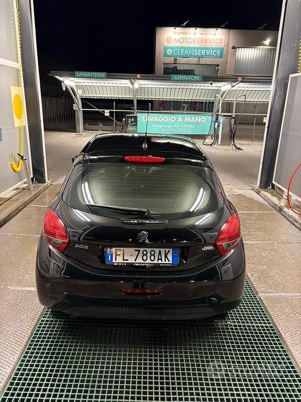 Usata Peugeot 208 68 CV (50 kW) 2017 Utilitaria