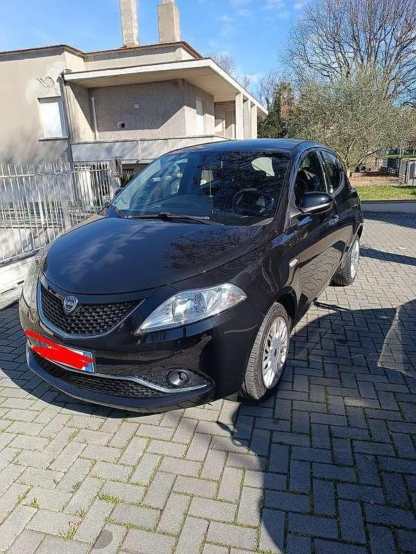 Usata Lancia Ypsilon Gold 69 CV (50 kW) 2018 Nero Utilitaria