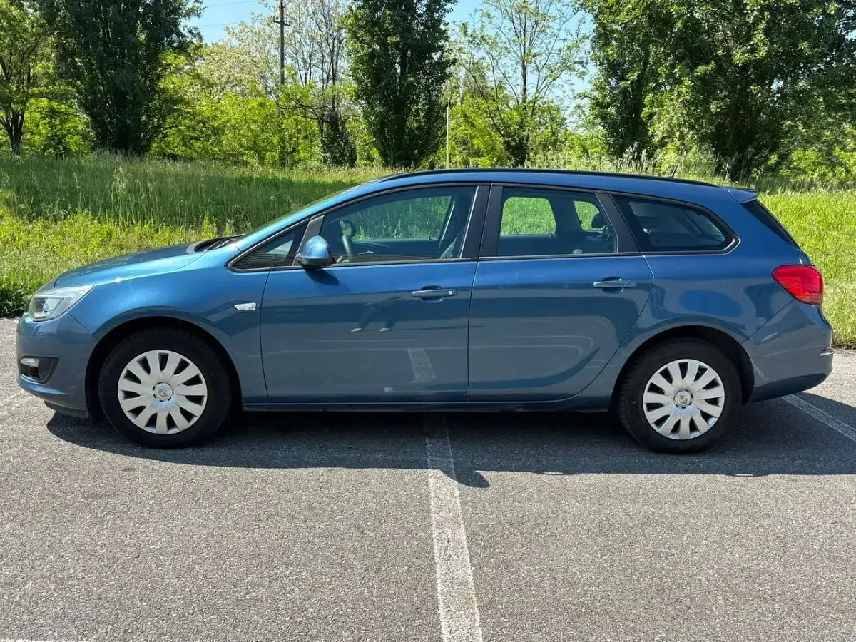 Usata Opel Astra Cosmo 60 CV (44 kW) 2014 Blu met Station wagon
