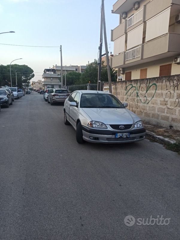 Usata Toyota Avensis 110 CV (80 kW) 2001 Grigio Berlina