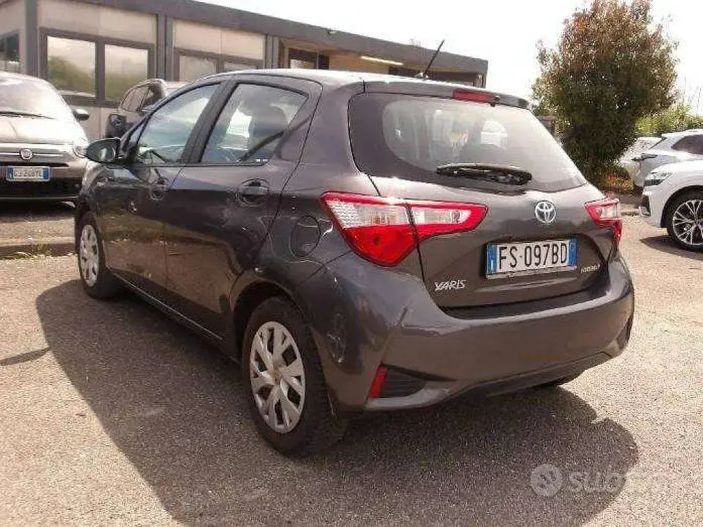Gebraucht Toyota Yaris Hybrid Business Edition 73 PS (53 kW) 2018 Grau Limousine