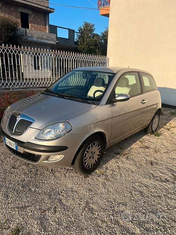 Usata Lancia Ypsilon 70 CV (51 kW) 2005 Grigio Utilitaria