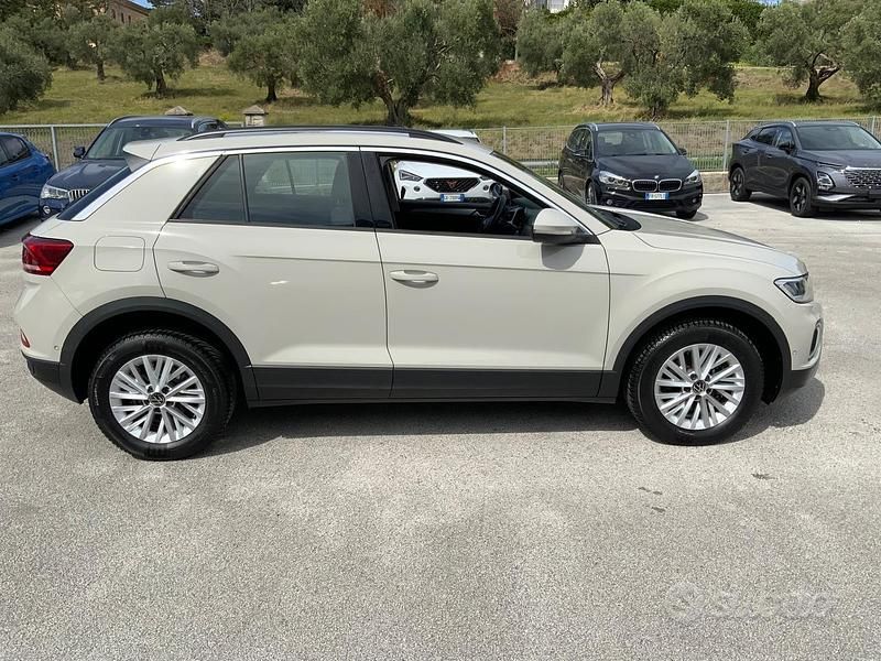 Usata VW T-Roc Life 110 CV (80 kW) 2022 Grigio SUV